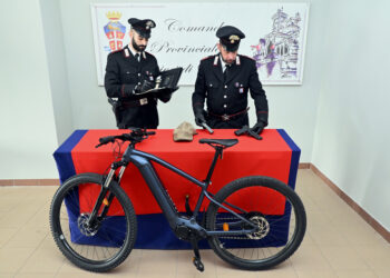 Rubano un’auto e una bici elettrica a Pasian di Prato. Bloccati