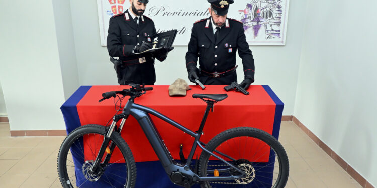 Rubano un’auto e una bici elettrica a Pasian di Prato. Bloccati